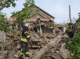 В Мариуполе взрывом снесло часть жилого дома