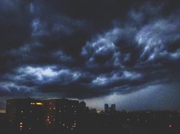 По Киеву передали штормовое предупреждение: синоптики обещают сильный ливень и ветер