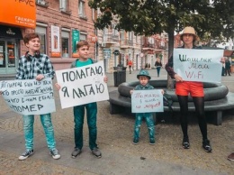 В центре Днепра люди отстаивали права тараканов, марсиан и Кипелова