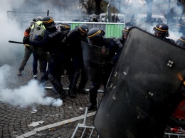 Столицу захлестнули протесты! Полицию атакуют, десятки задержанных, все в дыму. Видео бойни