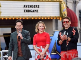 "Могу и на коленях": поклонники "Мстителей" от Marvel идут на крайние меры, чтобы увидеть фильм
