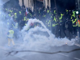 В Париже из-за беспорядков задержали 250 участников первомайских демонстраций