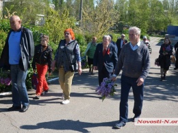 В честь Первомая николаевцы возложили цветы к памятнику «красным маевщикам»