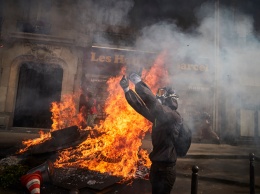 Камни, сожженные авто и слезоточивый газ: в Париже вспыхнули столкновения на акциях к 1 мая