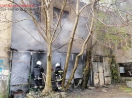 Одесские спасатели тушили возгорание около заброшенной столовой ОНАПТ