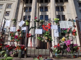 Трагедия 2 мая: к Дому профсоюзов несут цветы