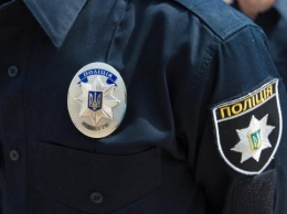 В Киеве 23-летний парень после замечания ножом ранил полицейского