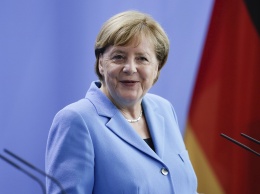 Меркель поразила всех новым нарядом на важной встрече: "фрау в красном"