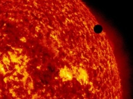 Странная аномалия встревожила экспертов: на фоне Солнца пролетел гигантский неопознанный объект