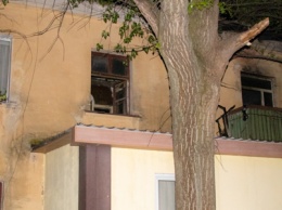 В Киеве горела жилая квартира без электричества, воды и с горами мусора внутри