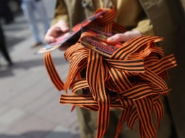 В России начали продавать георгиевские ленты со свастикой: спасибо деду за победу