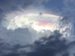 «Портал в параллельный мир»: Очевидец снял на видео сияющую дыру в небе