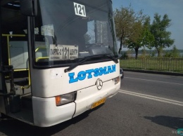 ДТП в Днепре возле гостиницы «Парус»: столкнулись маршрутный автобус и легковушка