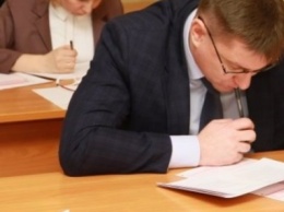 Как в Днепре чиновники сдают экзамены по украинскому языку