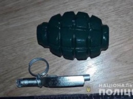 На Киевщине мужчина зашел в магазин с гранатой и угрожал ее взорвать
