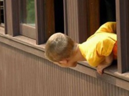 В Житомире годовалый ребенок выпал с девятого этажа, когда игрался на балконе