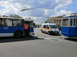 В Виннице лоб в лоб столкнулись трамвай и троллейбус, пострадали 12 пассажиров