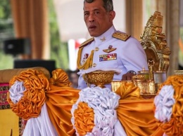 В Таиланде началась церемония возведения короля в сан божества