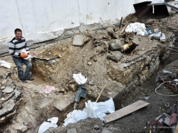 В центре Одессы откопали старинные лавовые плиты и чугунную ограду