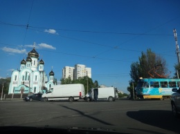 Два микроавтобуса заблокировали дорогу в Харькове (фото, видео)