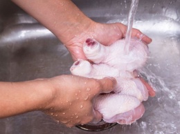 Не мыть перед готовкой: Микробы сырой курицы мгновенно распространяются по кухне из-за воды