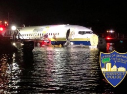 В США пассажирский Boeing 737 упал в реку при посадке