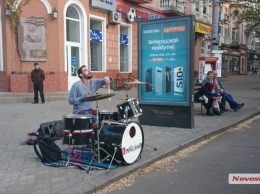 На главной улице львовский барабанщик собирает вокруг себя толпы николаевской молодежи