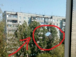 Жителям Запорожья неизвестные стреляют в окна (ФОТО)