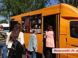 Общественного транспорта в Поминальное воскресенье не хватает: в Николаеве очереди на остановках и забитые маршрутки