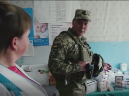 Украинские военные привезли в прифронтовой поселок необходимые лекарства