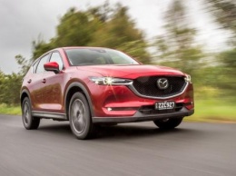 «Битва японцев»: Mazda CX-5 сразилась Mitsubishi Outlander XL в гонке по прямой