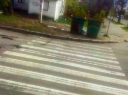 В Николаеве пройдя по «зебре» пешеходы попадают в мусорку. ФОТО