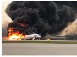 Во время аварийной посадки в московском аэропорту загорелся пассажирский самолет