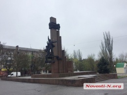 В Николаеве с монумента у «Юности» демонтируют Ленина и доску со словами Маяковского