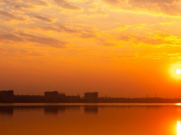 Апельсиновый рассвет и пушистые облака: как выглядит просыпающийся Днепр