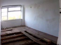 Заброшенную базу в Кирилловке разбирают по кирпичам (видео)