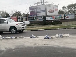 Фура рассыпала мешки с цементом на кольце Центрального проспекта и Херсонского шоссе