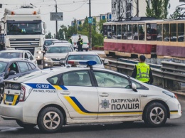 В Киеве возле станции метро "Черниговская" прорвало канализацию: что произошло