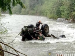 В Ивано-Франковской области грузовик с туристами сорвался с высоты в реку, есть погибшие и травмированные