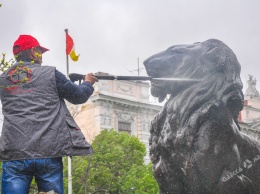 В одесском Горсаду моют львов (фото)