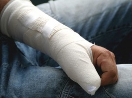 В Мариуполе велосипедист-иностранец сломал руку, - ВИДЕО
