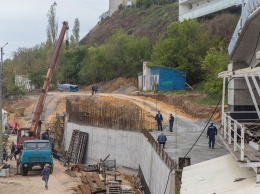 Зоркий глаз: чиновники обнаружили оползень возле будущей велоэстакады только две недели назад