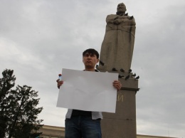 В Казахстане задержали молодого человека, который стоял с пустым листом бумаги