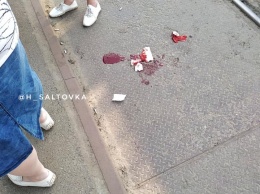 Происшествие на остановке в Харькове: мужчина лежал в луже крови (фото)
