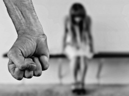 В Киеве засудили мужчину, который насиловал 15-летнюю девочку и ее 2-летнего брата