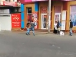 Двое мужчин устроили драку на проезжей части (видео)