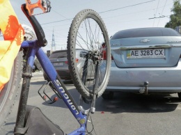 На проспекте Хмельницкого велосипедист врезался в Chevrolet: образовалась большая пробка