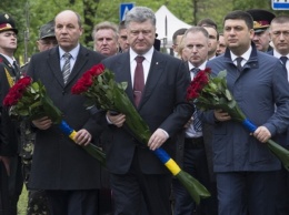 Доходы Порошенко и Гройсмана бьют рекорды: украинцы лишние на празднике жизни