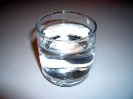 Медики объяснили, зачем пить стакан воды натощак