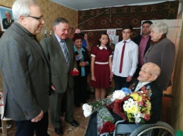 В канун 9 мая криворожский городской голова вручил ветерану Александру Смирнову нагрудный знак «За заслуги перед городом!»
